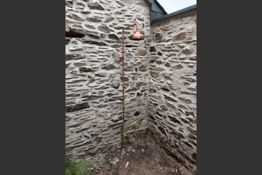 Ã€ la demande de lâ€™architecte nous avons rÃ©alisÃ© une belle douche extÃ©rieure sur mesure. 