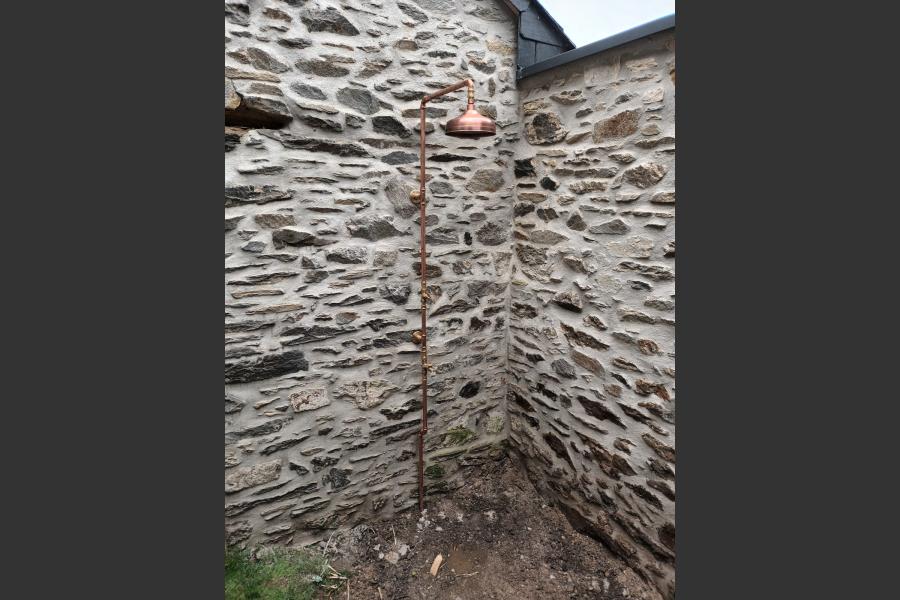 À la demande de l’architecte nous avons réalisé une belle douche extérieure sur mesure. 