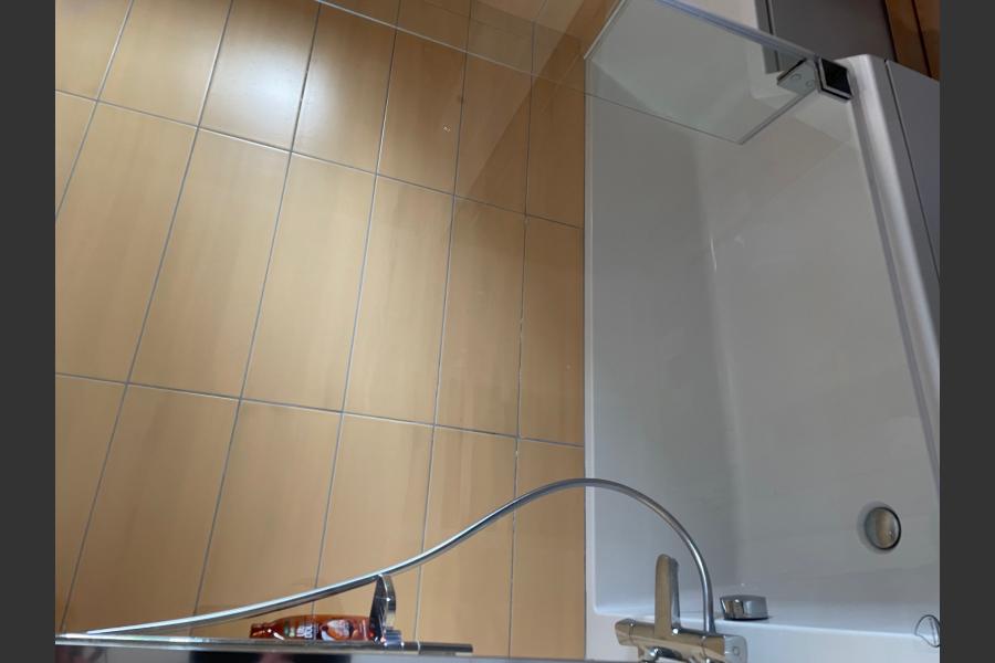Une jolie salle de bain avec baignoire - douche rÃ©alisÃ©e Ã  Saint Castâ€¦ il y a 6 ans 
